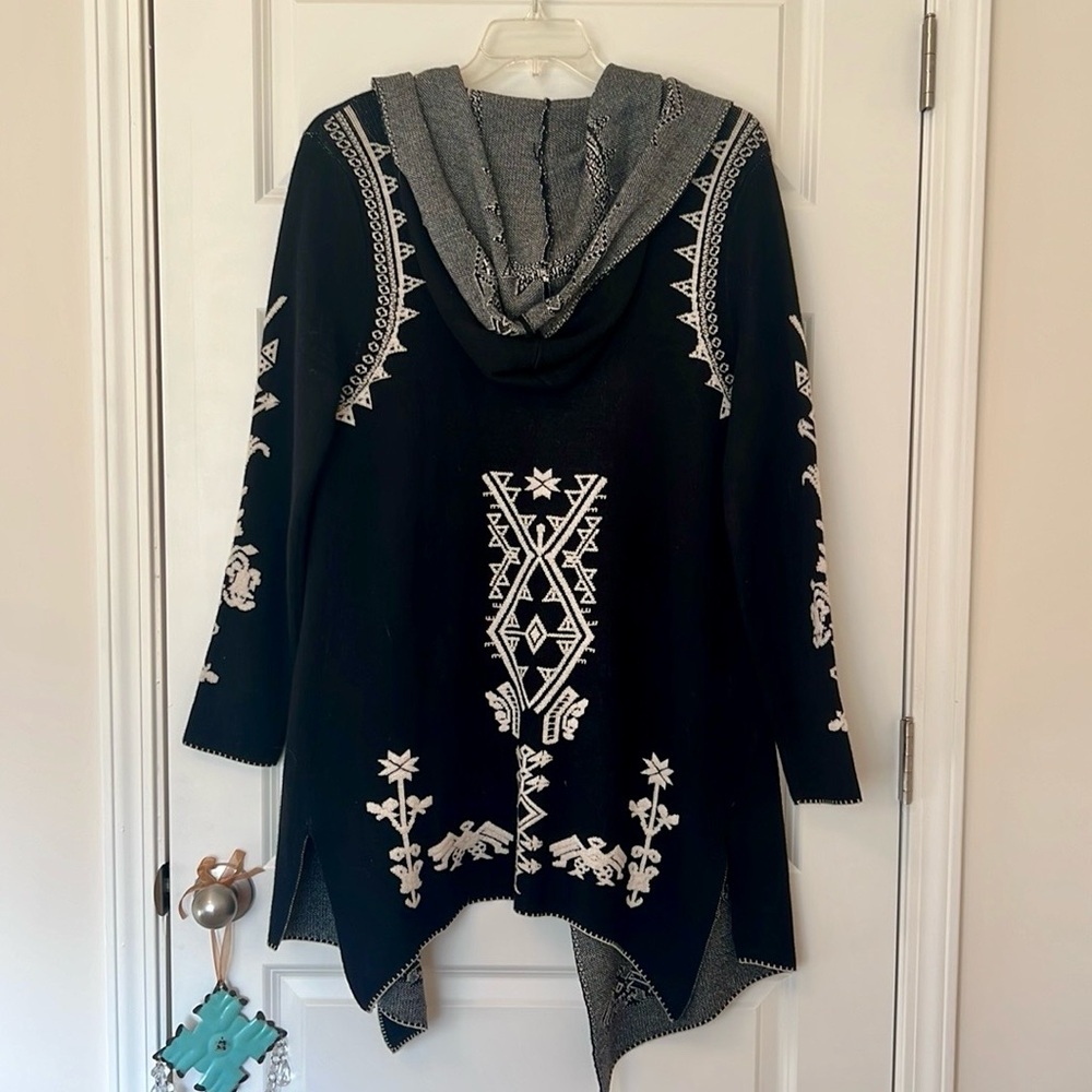 Black and White Embroidered Women's Coat - Picture 5 of 7